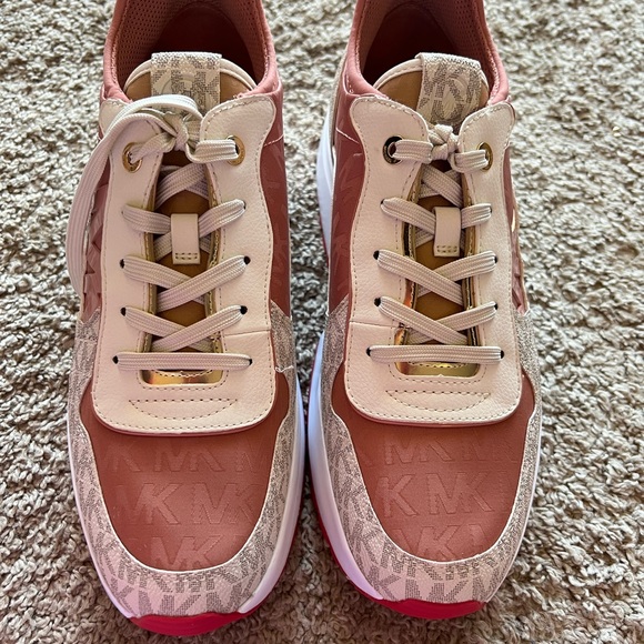BRAND NEW NEVER WORN SUPER CUTE MICHAEL KORS SNEAKERS - Picture 1 of 6